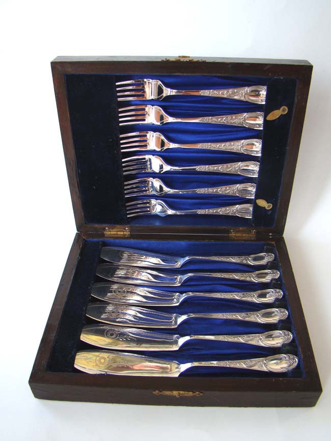 A wonderful cased set of English silver plated fish knives and forks circa 1910 — image 3